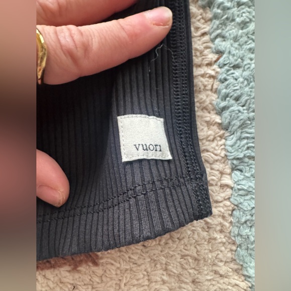 Vuori Black Crop Top w Shelf Bra - Picture 2 of 4